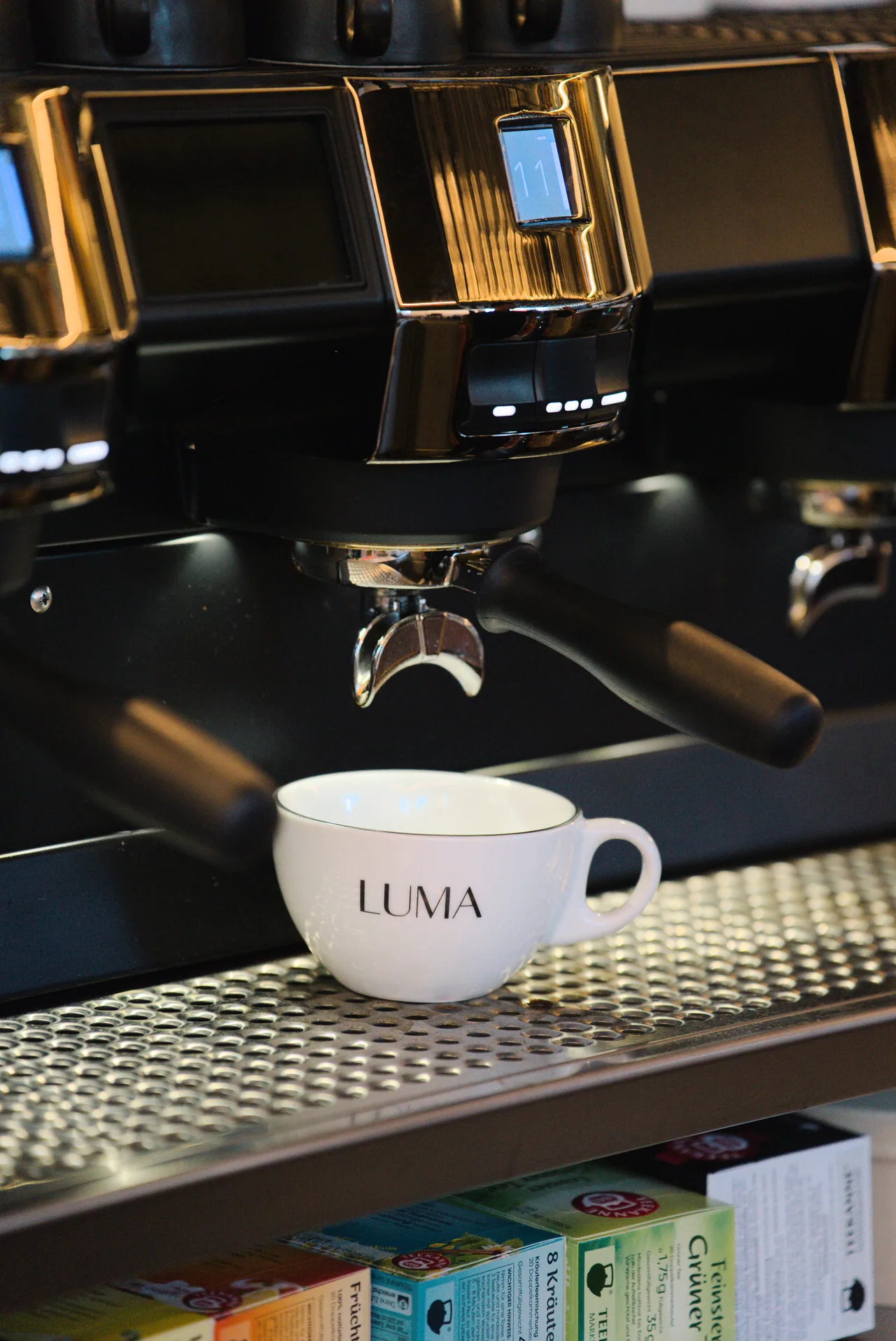 Eine LUMA-Tasse unter dem Siebträger der Espressomaschine